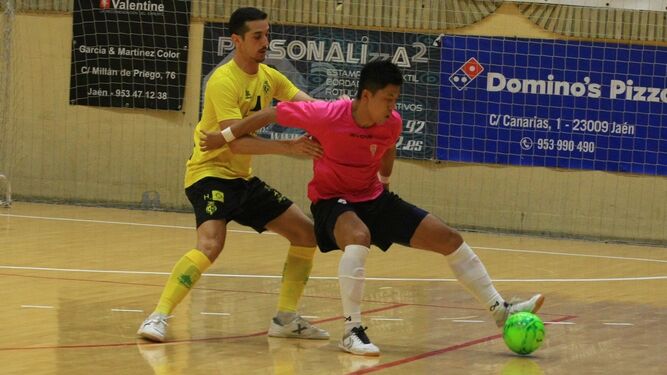 Shimizu controla el balón ante la marca de un jugador del Jaén Paraíso Interior.