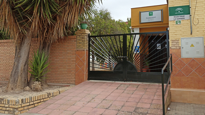 Puerta de la guardería Las Soledades, de Lucena.