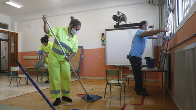 Varios operarios, limpiando el colegio Eduardo Lucena hace varias semanas.
