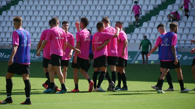 Los jugadores del Córdoba CF se saludan después del primer partidillo disputado ante el Córdoba B en El Arcángel.