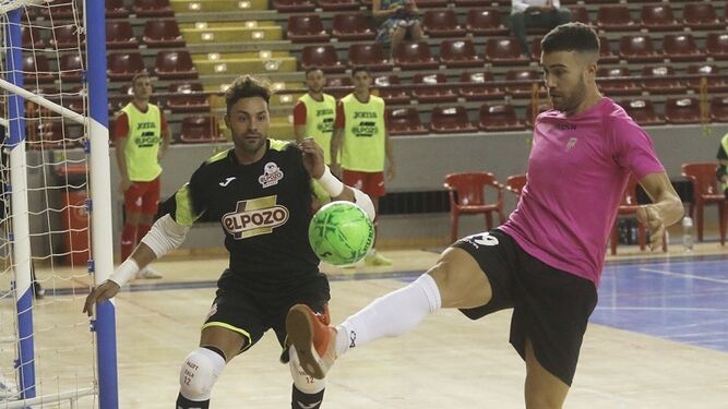 Saura controla el balón ante Juanjo, meta de ElPozo Murcia, en el amistoso jugado en Vista Alegre.