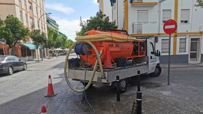 Vehículo durante la limpieza de alcantarillado en Montilla.