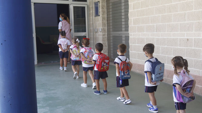 Fila de niños durante la vuelta al colegio tras la crisis del coronavirus.