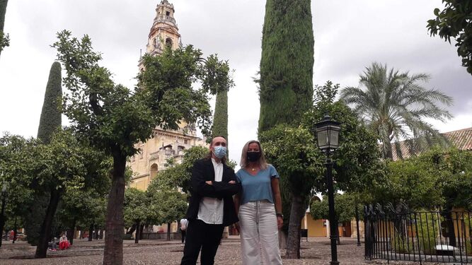 Vicente Amigo e Isabel Albás posan en el Patio de los Naranjos de la Mezquita-Catedral.