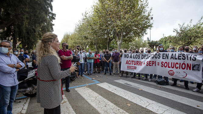 Ana Mestre, delegada del Gobierno andaluz en Cádiz, recibe a los trabajadores de la compañía.