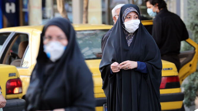 Dos mujeres con mascarillas en Irán