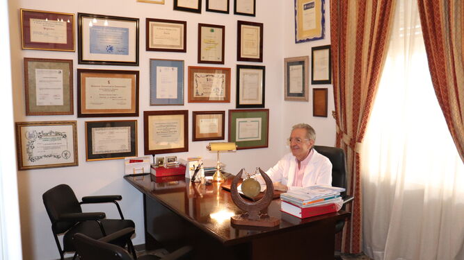 Francisco Javier Monteseirín, catedrático y director del Laboratorio de Alergias en el Hospital Macarena, en su despacho.