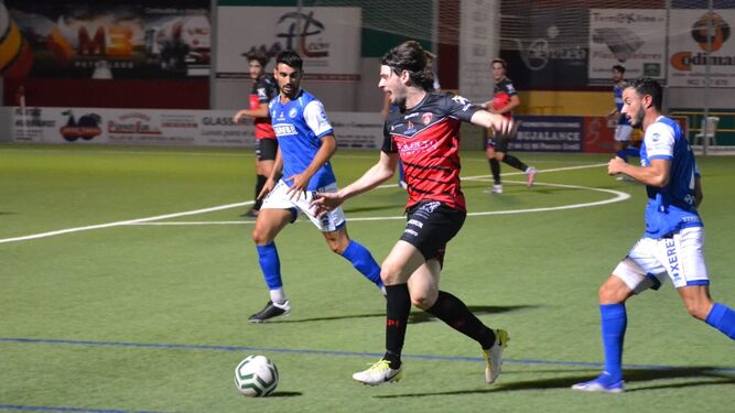El jugador del Salerm Migue García conduce la pelota ante la presión de dos xerecistas.