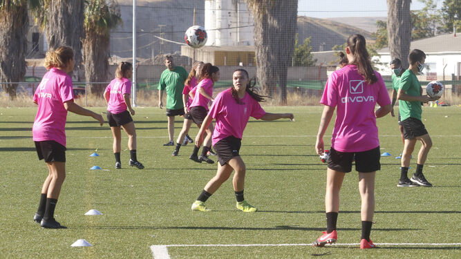 Las jugadoras del Córdoba Femenino, durante una sesión en la Ciudad Deportiva.