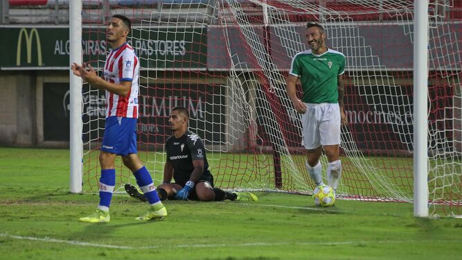 Piovaccari, feliz tras el 0-1, ante la desesperación de Guille Vallejo y Dani Espejo.