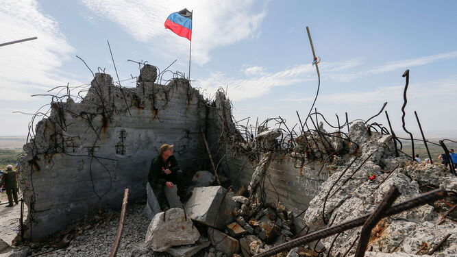 Un militante de la autoproclamada "República Popular de Donetsk", próxima a los prorrusos, en las ruinas de Savur-Mohyla, un memorial de la liberación de Donbás de los nazis destruido en una batalla en 2014.