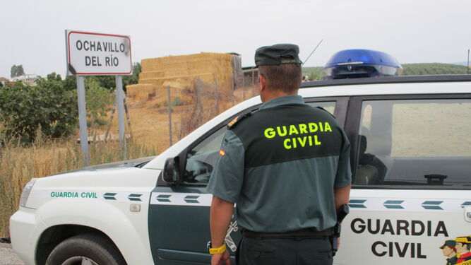 Un agente de la Guardia Civil en en Ochavillo del Río.