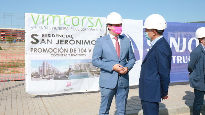 El alcalde de Córdoba durante su visita a la construcción de viviendas de Huerta Santa Isabel.