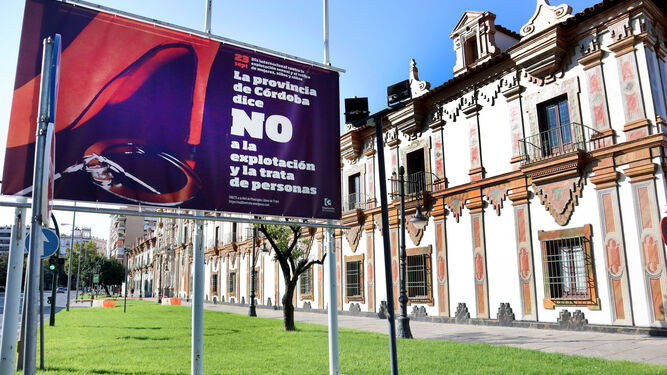 Cartel de la campaña contra la trata colgado delante de la Diputación de Córdoba.