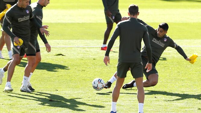 Luis Suárez se lanza al suelo en el entrenamiento con el Atlético de Madrid