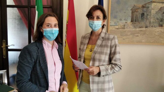 Cristina Casanueva junto a la alcaldesa de Priego, María Luisa Ceballos.