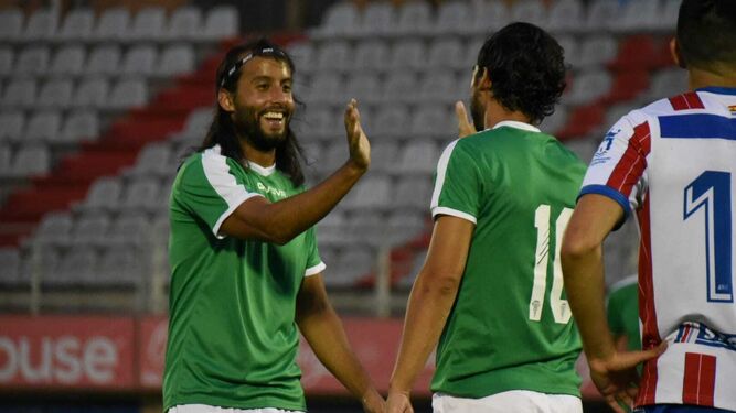 Mario Ortiz felicita a Miguel de las Cuevas tras su gol ante el Algeciras.