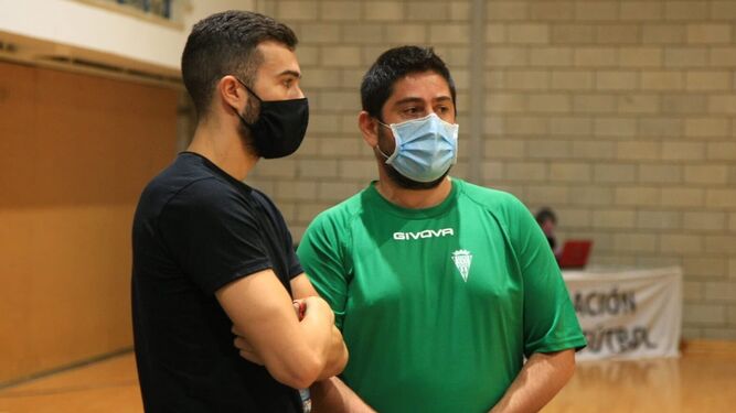 Alberto Saura charla con Josan González antes de la final de la Copa de Andalucía en Baena.