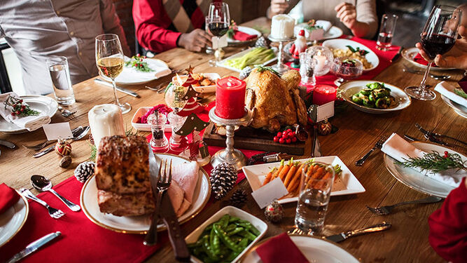 Una mesa dispuesta para una comida de Navidad
