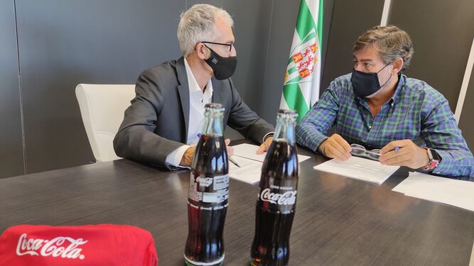 El consejero delegado del Córdoba CF, junto a Guillermo Lemasurier, de Coca-Cola.
