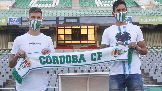 Berto Espeso (izquierda) y Manu Farrando, posan con la bufanda del Córdoba CF en El Arcángel.