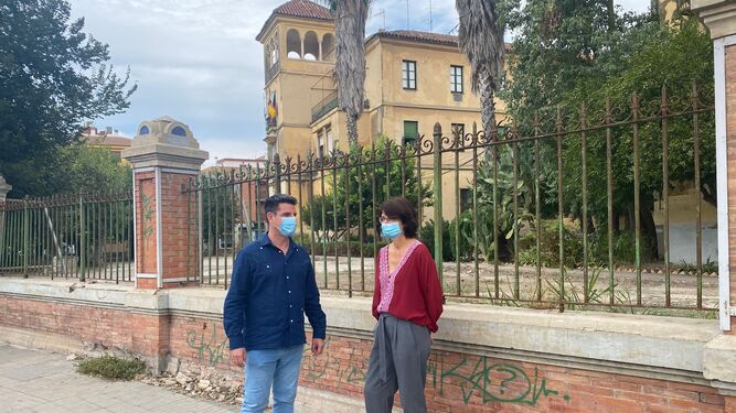 Pedro García y Amparo Pernichi, en los pabellones militares.