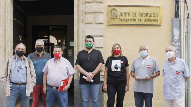 Los sindicatos entregan un manifiesto en la Delegación de la Junta de Andalucía
