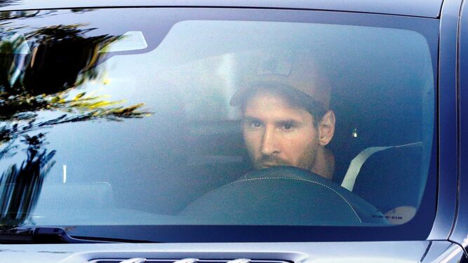 Messi entra con su coche en la ciudad deportiva del Barcelona.