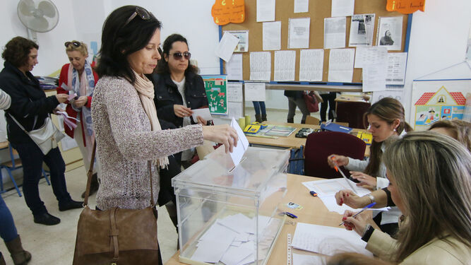 Imagen de archivo de elecciones a los consejos escolares en un centro de Córdoba.