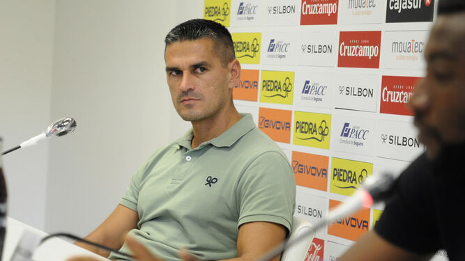 Juanito observa a Djak Traoré durante su presentación como jugador del Córdoba CF.