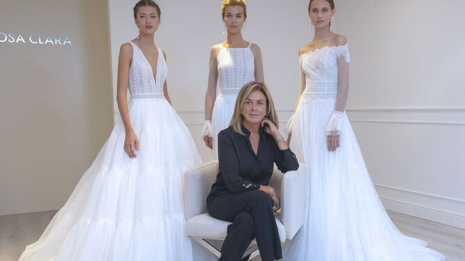 Rosa Clará, directora creativa de la marca, con algunos vestidos de la nueva colección.