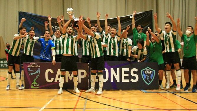 El Córdoba Futsal alza la Copa de Andalucía.