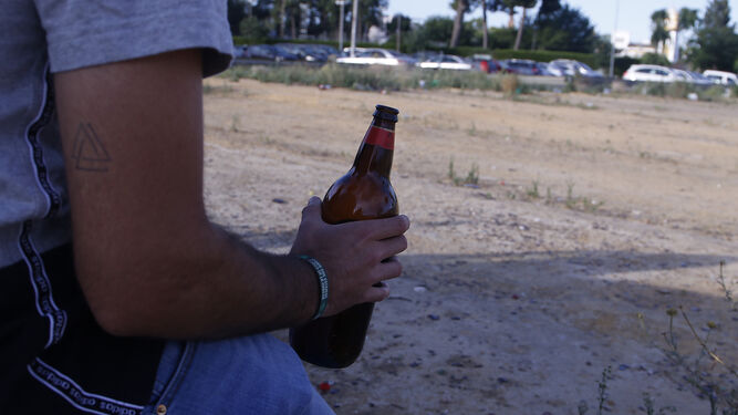 Un joven con una cerveza en la calle.