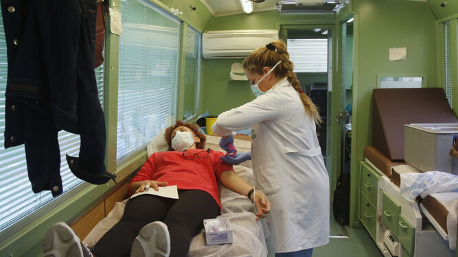 Una mujer dona sangre en una campaña realizada en pleno estado de alarma en Córdoba.