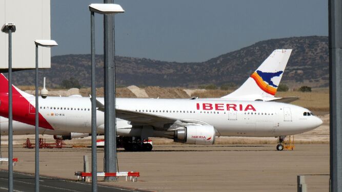 Un avión de Iberia en pista.