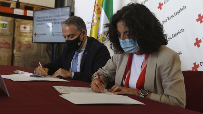 Firma del convenio entre La Junta y Cruz Roja en Córdoba