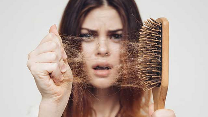El cabello tiene a caerse dentro de su ciclo habitual de crecimiento, pero el estrés puede agravar esa situación natural.