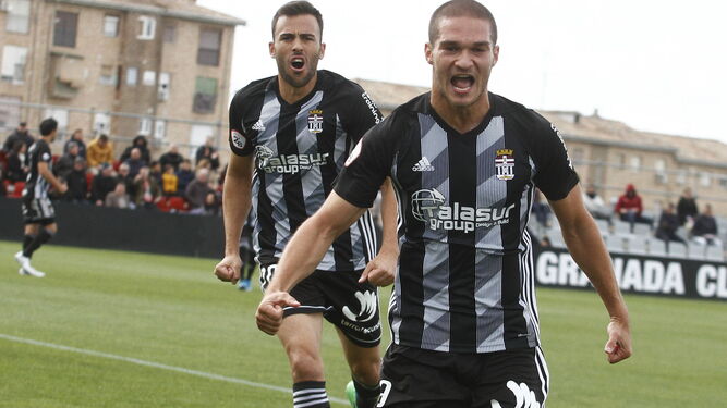 Jovanovic celebra uno de los tres goles que anotó con el Cartagena, ante el Recreativo Granada.