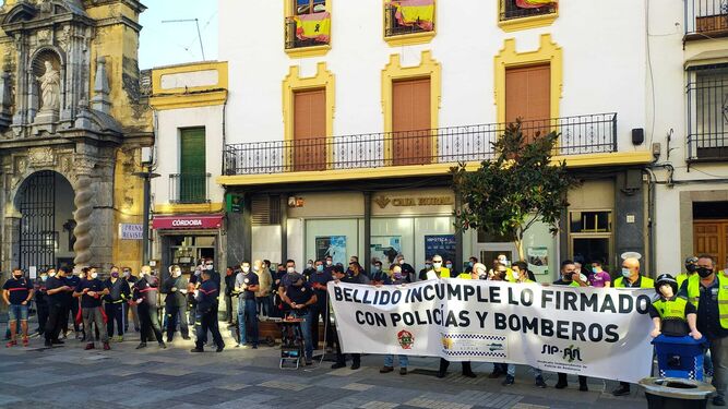 Concentración de policías y bomberos ante las puertas del Ayuntamiento de Córdoba.