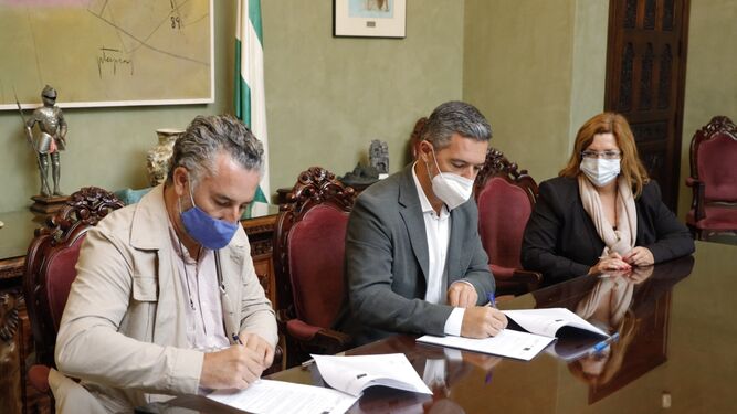 El alcalde de Rota y la empresa Contratas Gutiérrez fimando la adjudicación de las obras del futuro Espacio Cultural Hispano-Norteamericano.