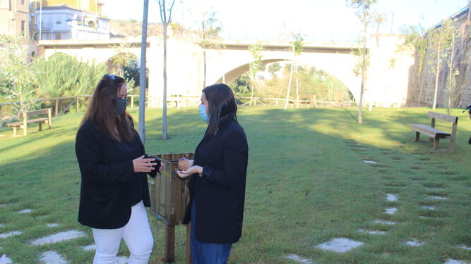 Un momento de la visita al Jardín de la Alianza de Puente Genil.