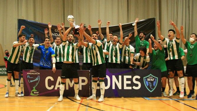 La plantilla y cuerpo t&eacute;cnico del C&oacute;rdoba Futsal tras ganar la Copa Andaluc&iacute;a.