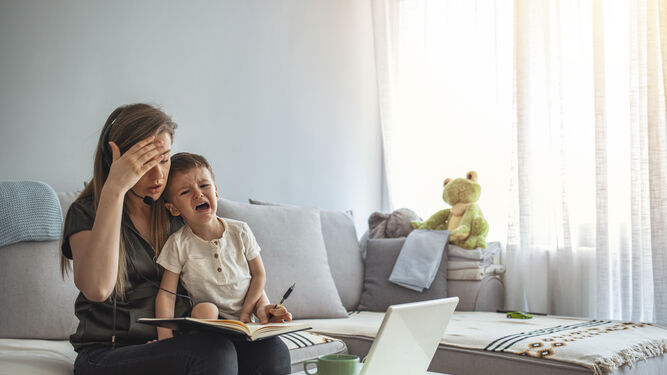 Compartir videollamadas con hijos pequeños que demandan atención puede ser un motivo de estrés.