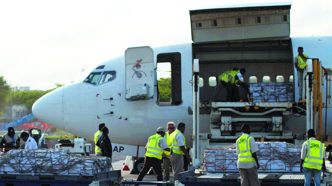 Un vuelo llega con comida nutricional del Programa Mundial de Alimentos en el aeropuerto internacional de Aden Adde, en Mogadiscio.