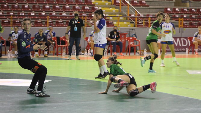 Lucía Vacas lanza en seis metros en el partido ante el Granollers.
