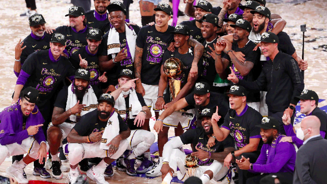 La plantilla de los Lakers posa con el trofeo de campeón de la NBA.