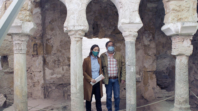 Casanueva y el arqueólogo Alejandro Ibáñez en el edificio.