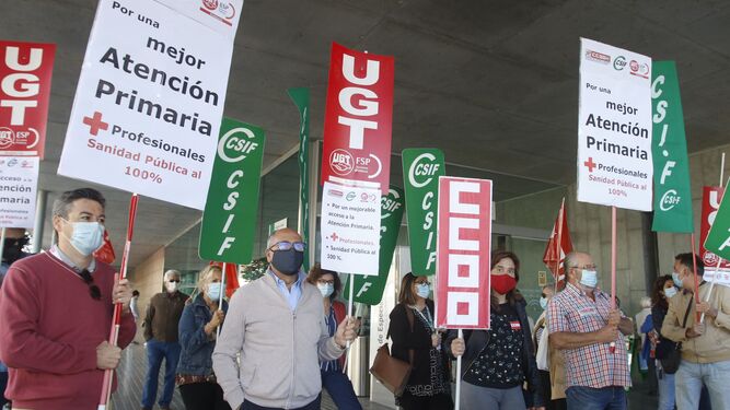 Concentración de los sindicatos frente a las puertas del Castilla del Pino.