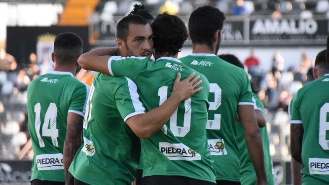 Moutinho abraza a De las Cuevas ante Álex Robles y Bernardo, tras el gol logrado en Badajoz.