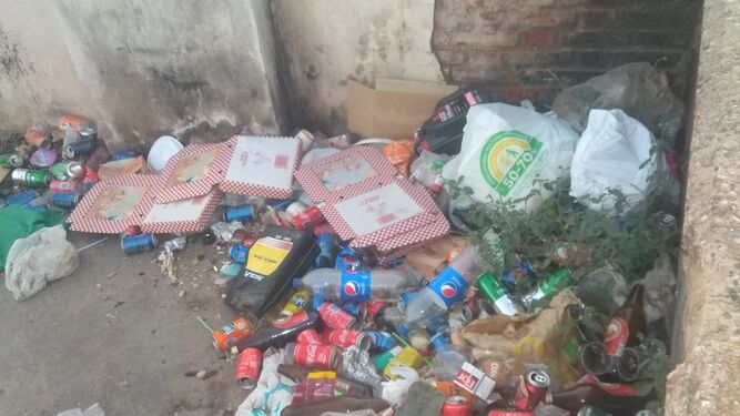 Suciedad acumulada en una de las calles de Las Moreras.